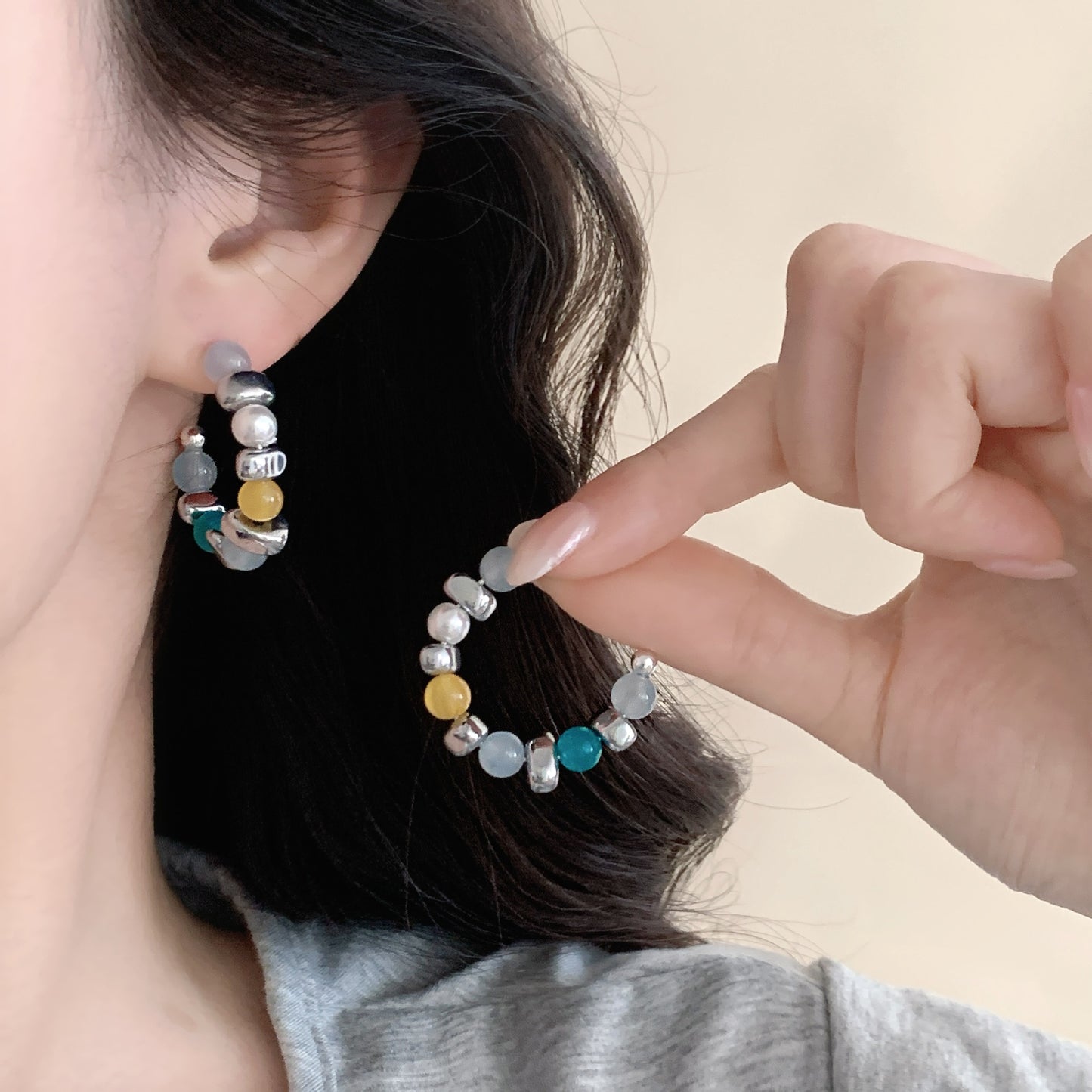 Contrasting Color Natural Stone Beaded Sier Stud Earrings