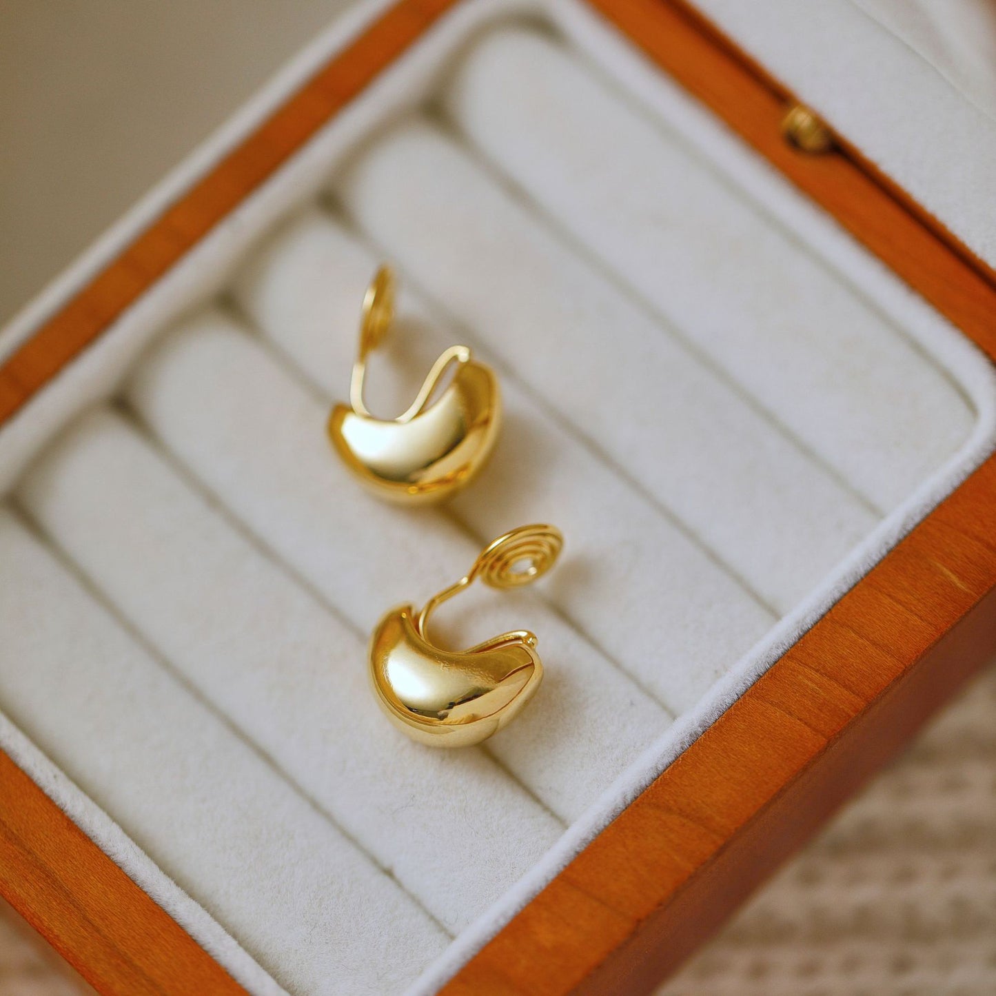 Niche Semicircle Metal Fat Moon Gold Beans Earrings