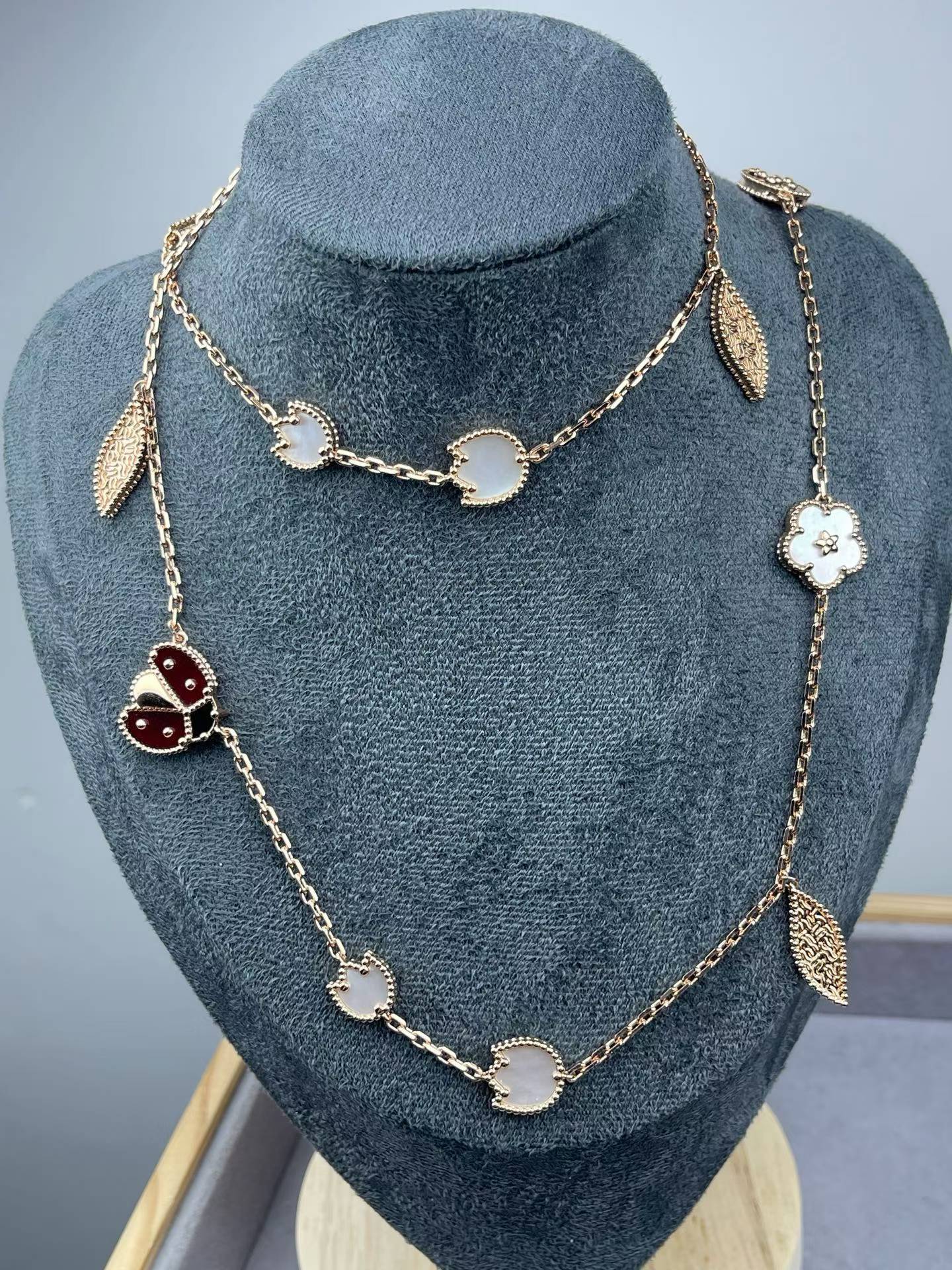 Women's Pork Belly Ladybug Light Luxury Fritillary Flower Fashion Necklace