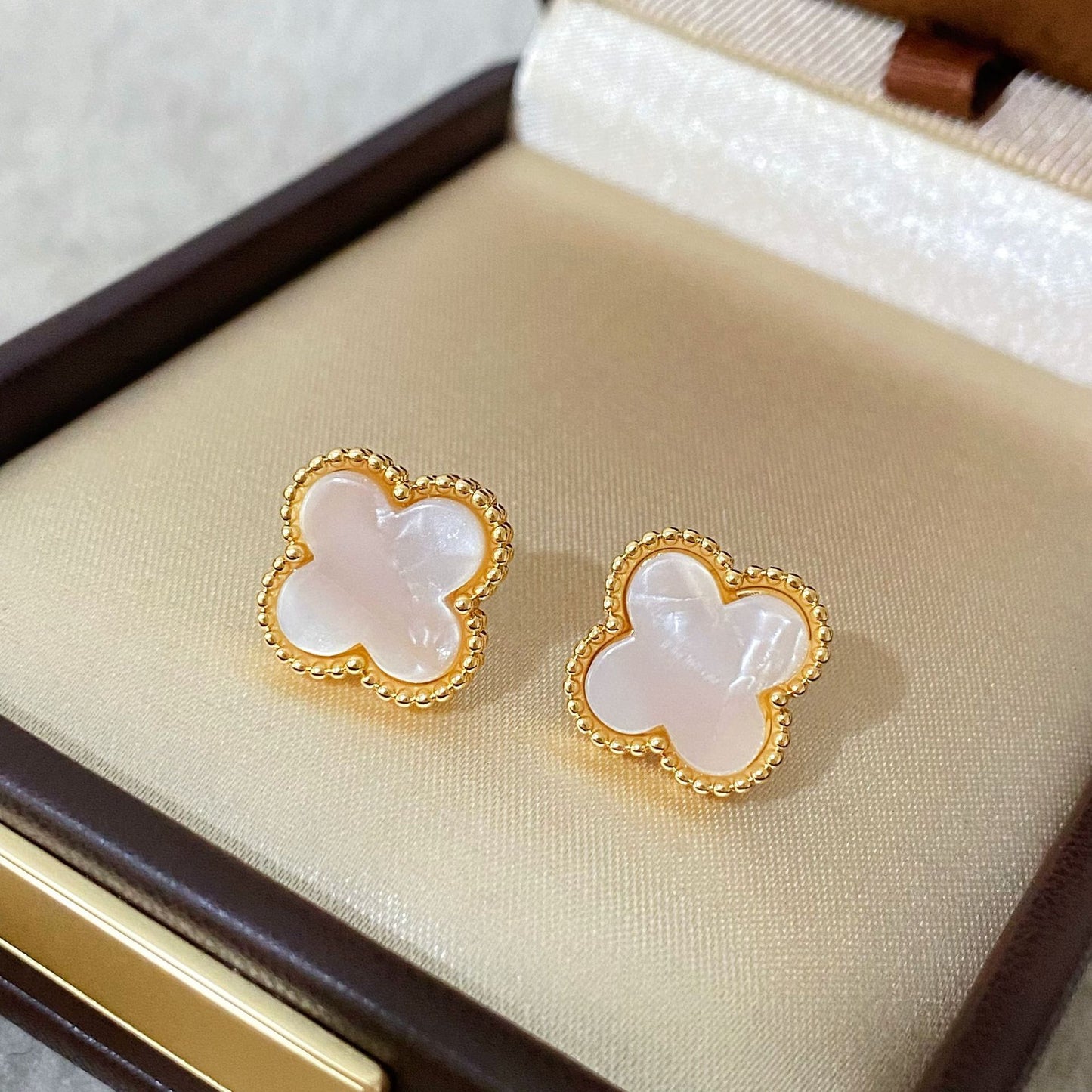 Gold-plated Retro Classic Fashion Four-leaf Clover Resin Female Light Luxury Stud Earrings
