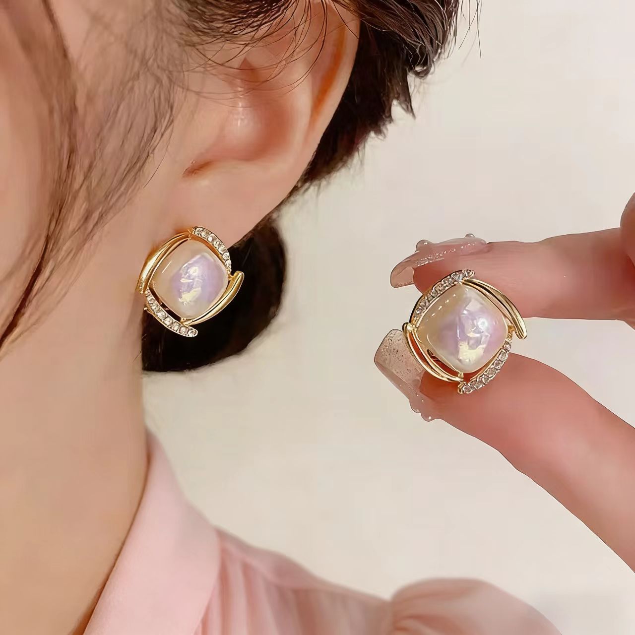 Women's Elegant Trendy Wild Vintage Light Luxury Stud Earrings