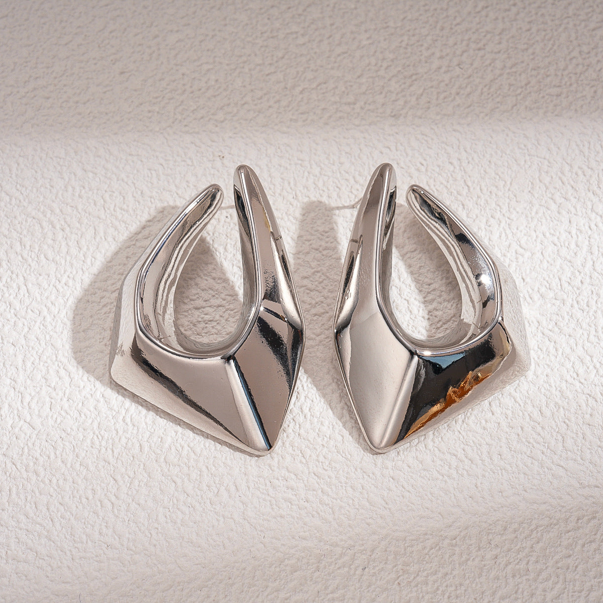 Women's Needle Round Curved Geometric Ear Retro Personalized Temperamental Light Luxury Earrings