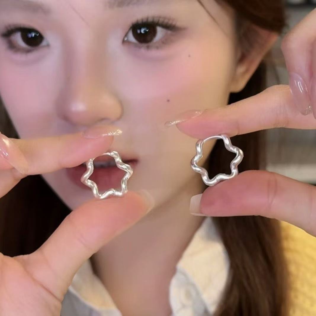 Women's High-grade Hollow Flower Metal Ear Cuff Temperamental Minority Unique Rings