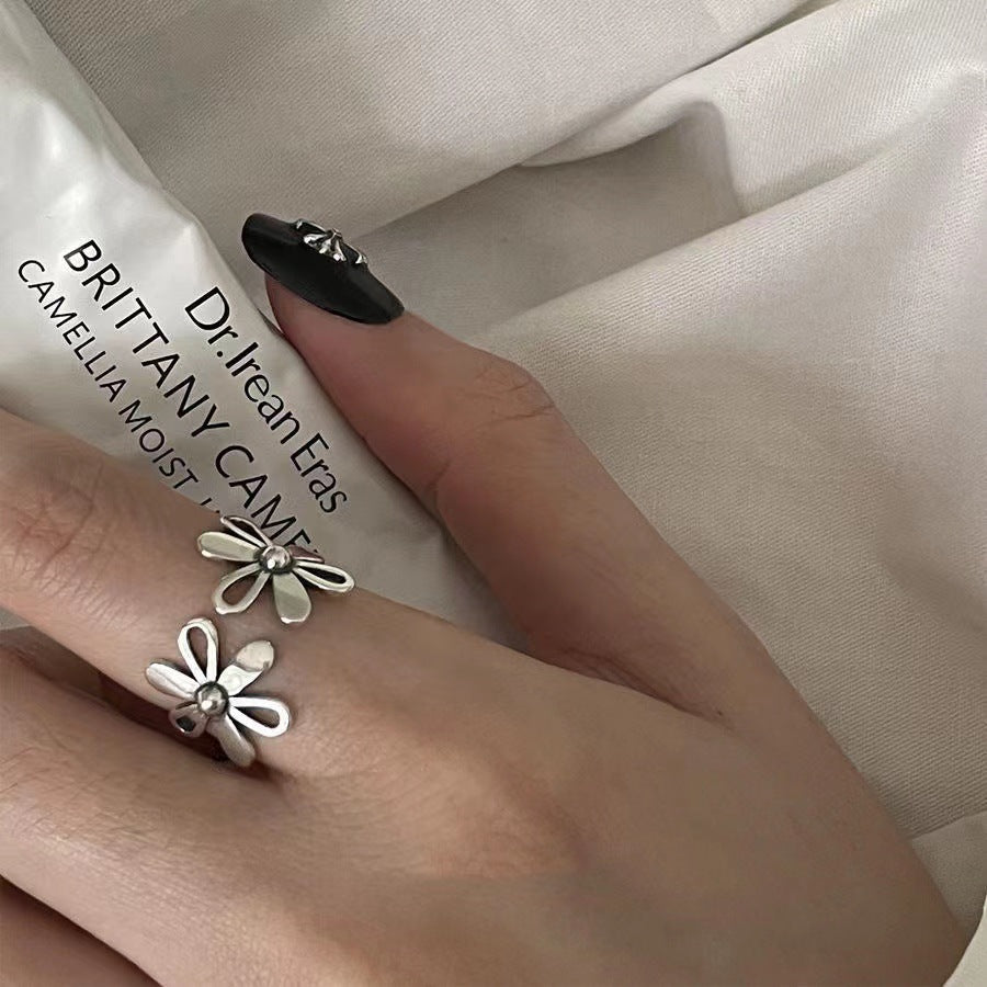 Women's Niche Retro Design Bow Fashion Dignified Hollow Rings