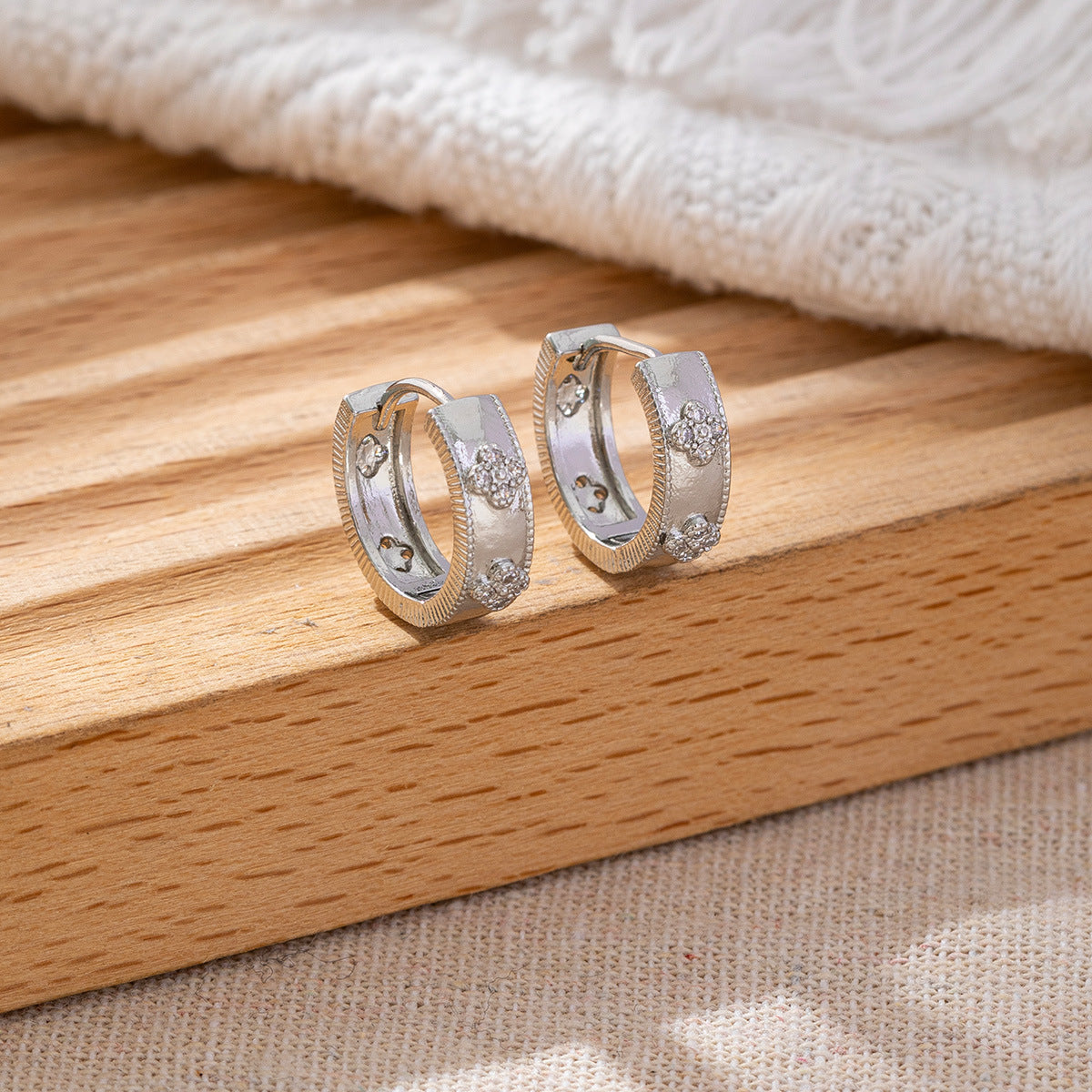Classic Style Gold-plated Clover Clip High-grade Zircon Ear Buckle
