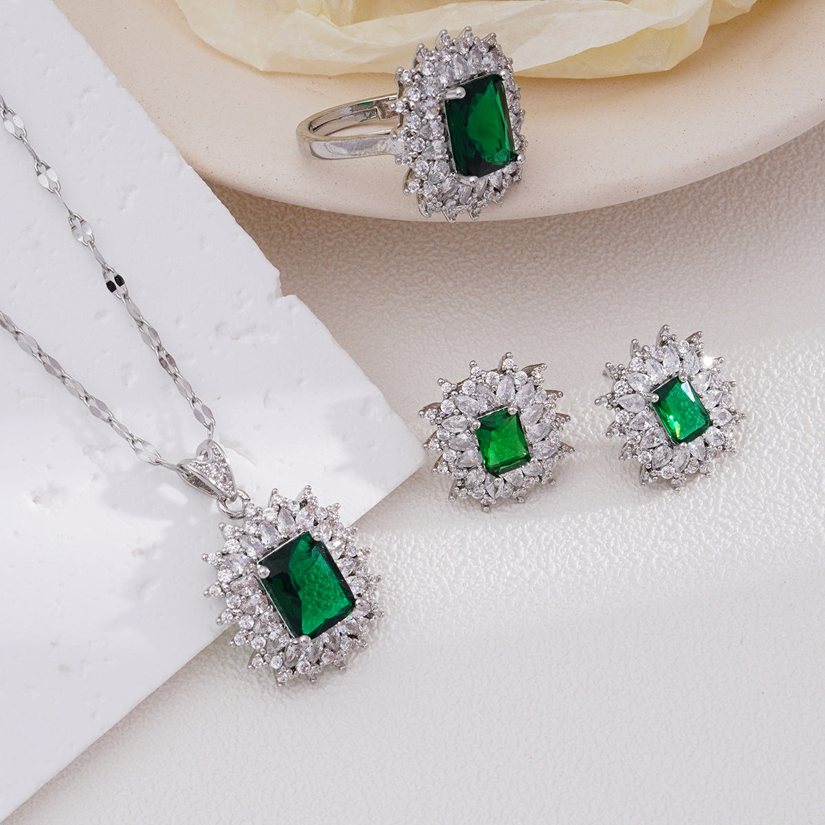 Super Flash Premium Emerald Female Jewelry Necklaces