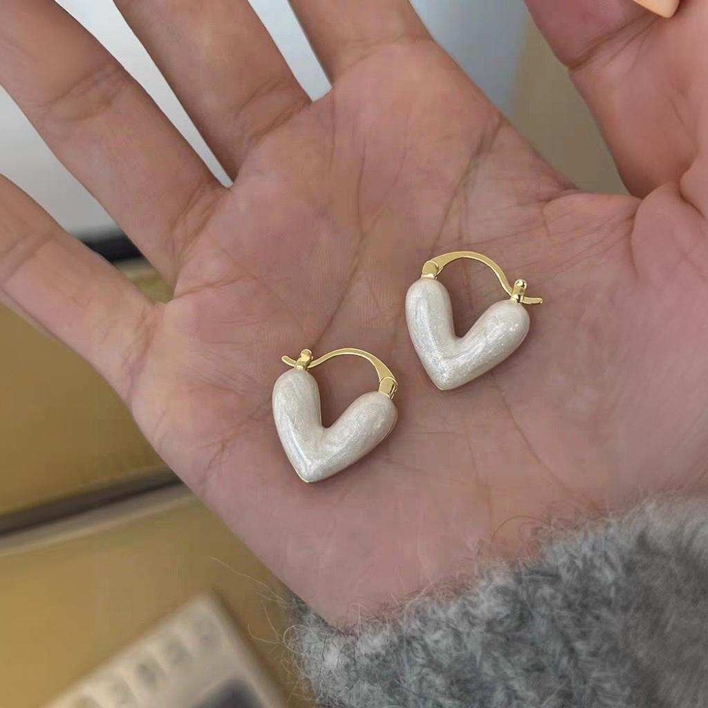 Women's Mild Luxury Retro Drop Oil Love Ear Clip Sweet Refined Rings