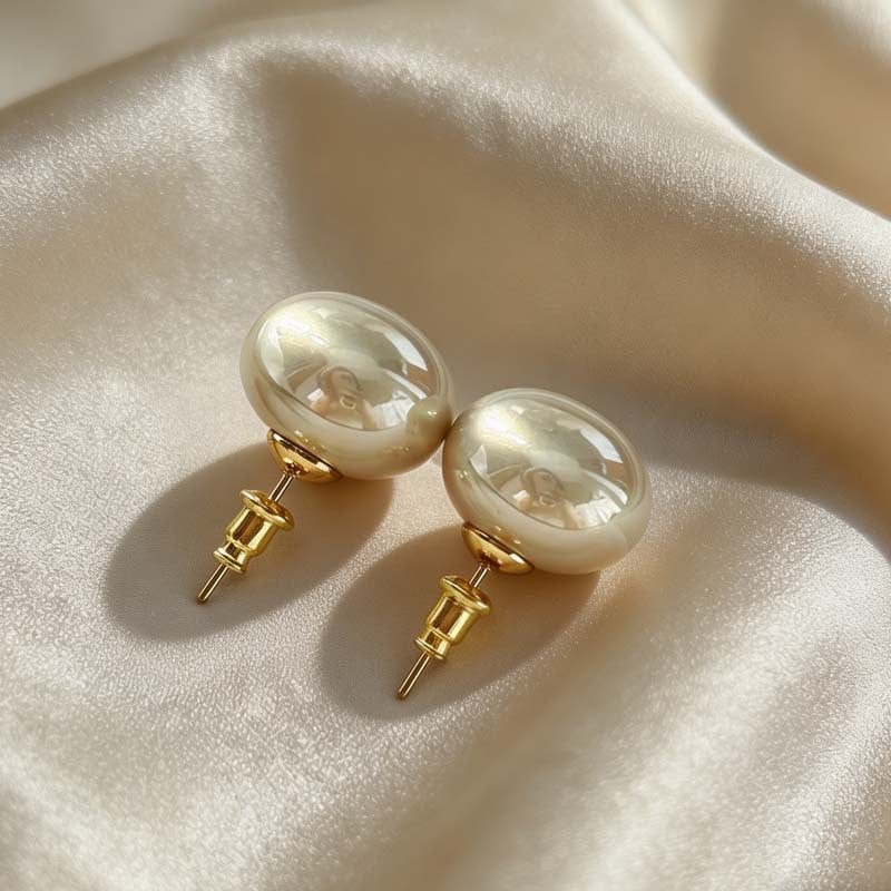 Women's Retro Elegant Champagne Flat Round Steamed Bread Pearl High-grade Niche Stud Earrings