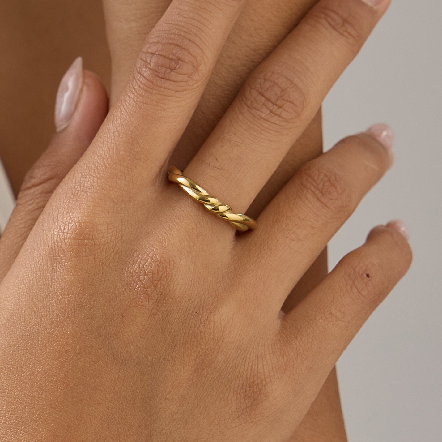 Simple Twist Female Design Index Finger Ring