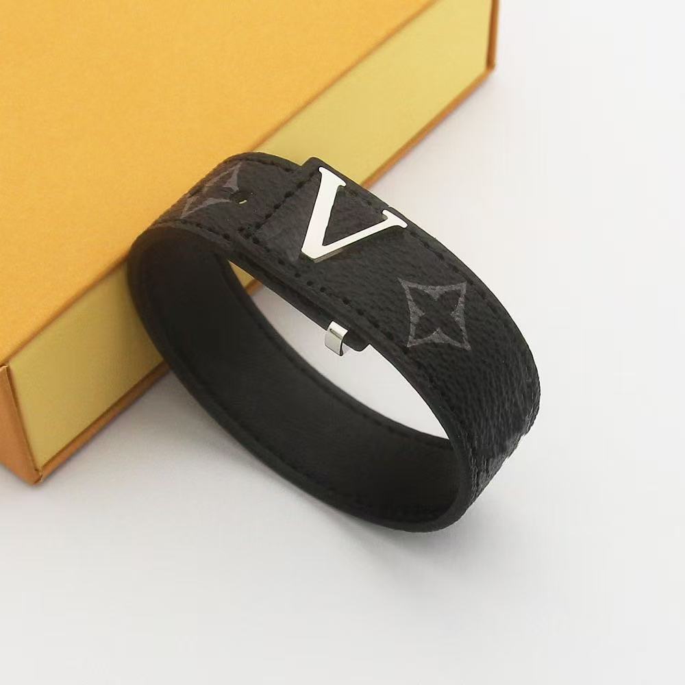 V's Four-leaf Clover Presbyopic Leather Couple Simple Bracelet