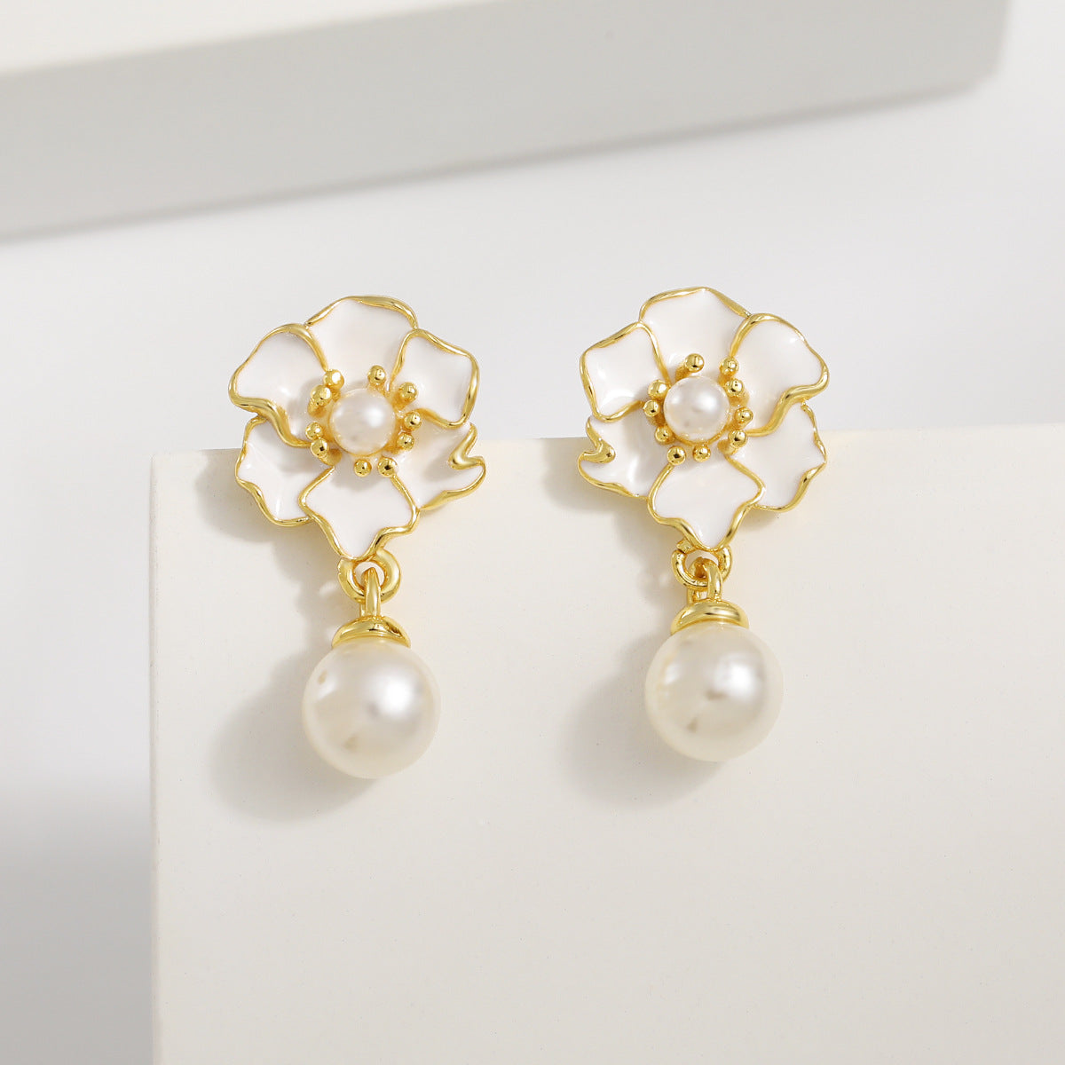 Floras Pearl Exclusive Guardian Flower God Light Luxury Minority Design Earrings