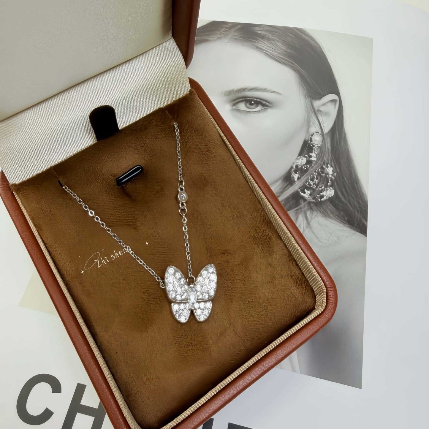 White Mother Shell Full Diamond Butterfly Light Luxury Sense Necklace