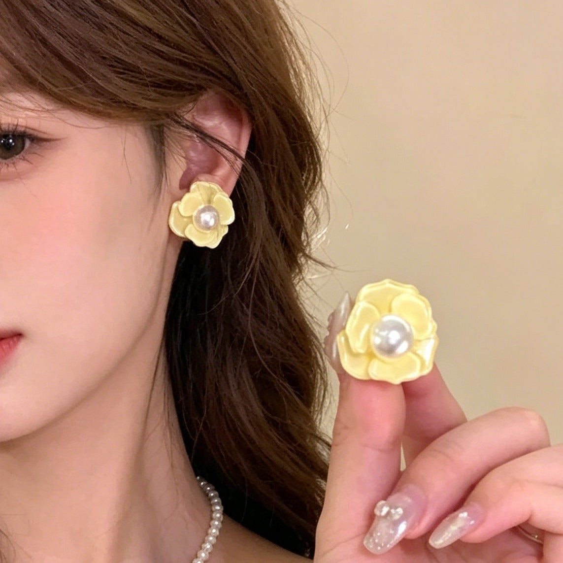 Women's Spring Fresh Flower Pearl Light Luxury Unique Beautiful Stud Earrings