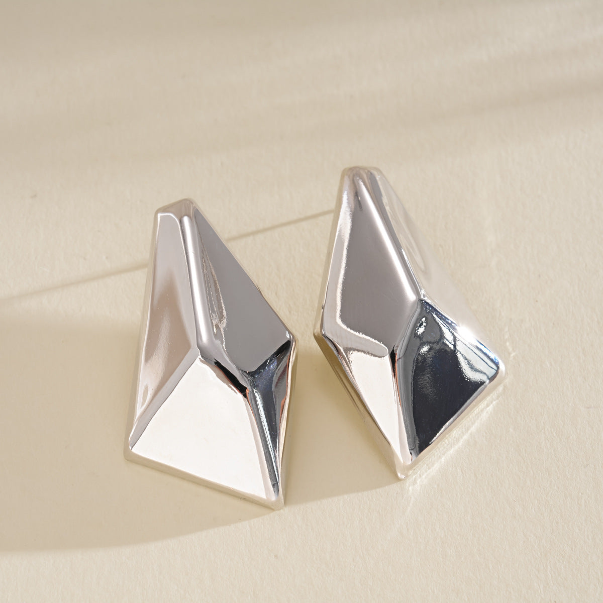Geometric Cut Heart-shaped Oval Irregular Design Versatile Light Stud Earrings