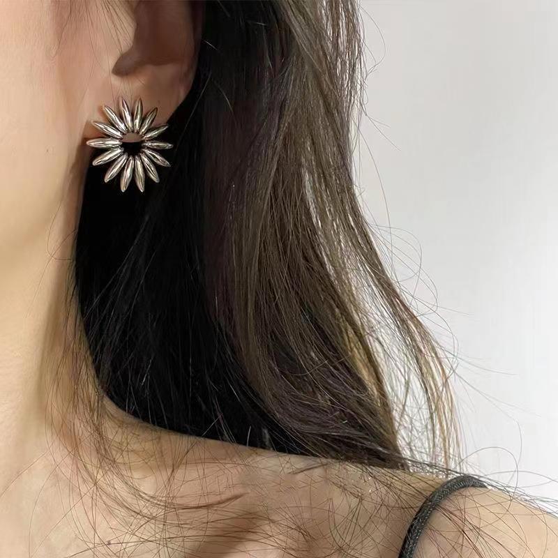 Retro Radiation Flower-shaped High Profile Fashion Simple Earrings