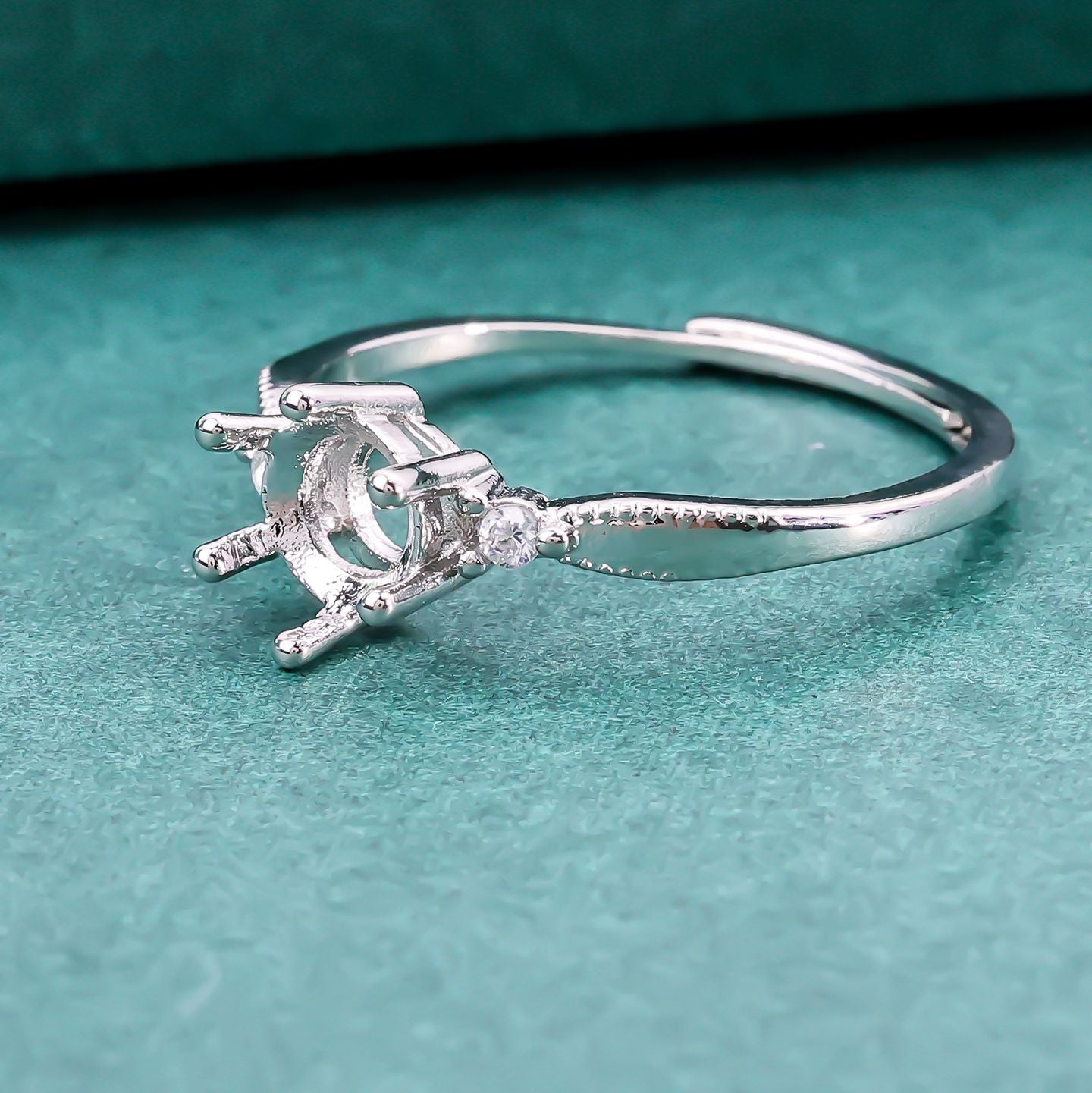 Pointed Bottom Chinese Diamond Holder Live Ring