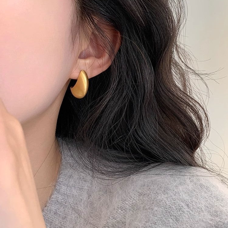 Women's Small Simple Hollow Pearl High-grade Refined Stud Earrings