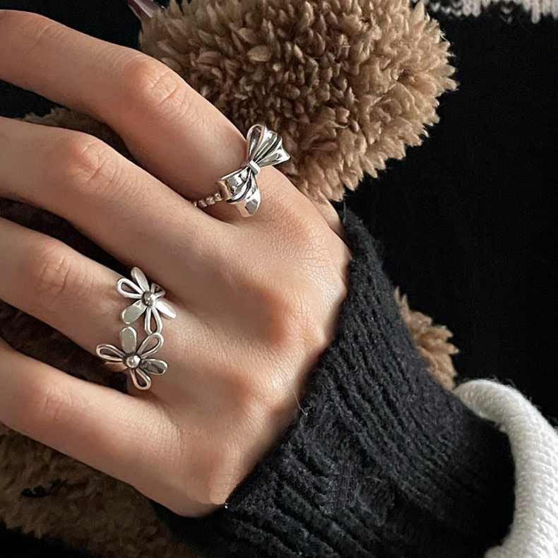 Women's Niche Retro Design Bow Fashion Dignified Hollow Rings
