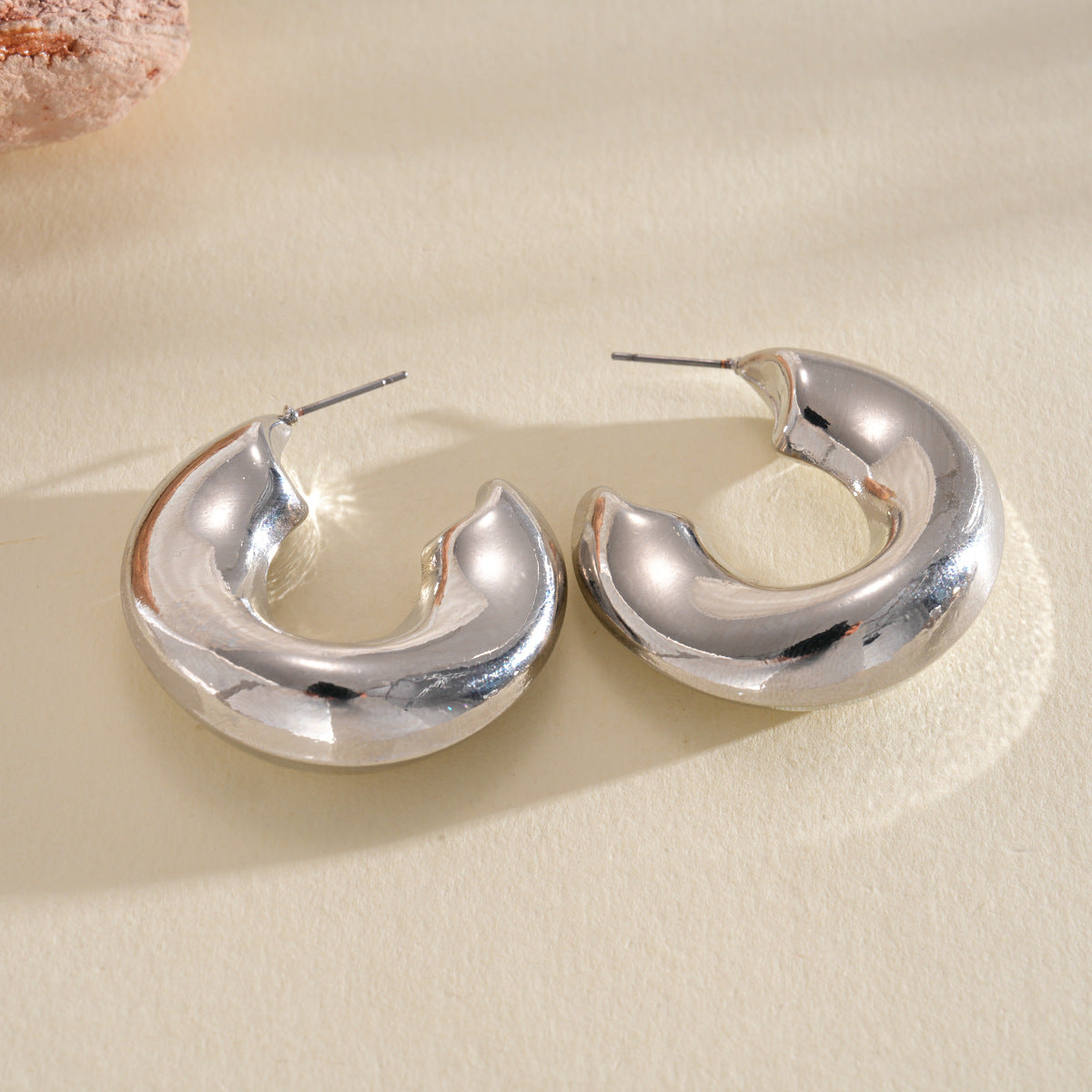 Geometric Cut Heart-shaped Oval Irregular Design Versatile Light Stud Earrings