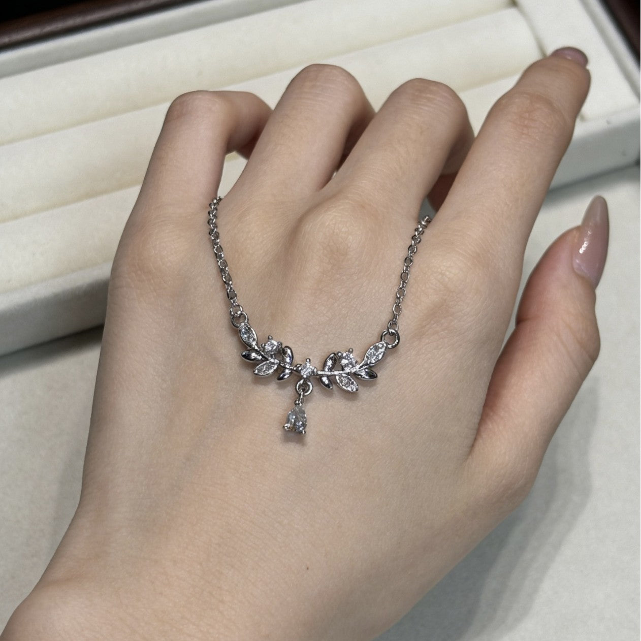 Female Light Luxury Minority High Sense Gentle Elegant Clavicle Chain Necklaces
