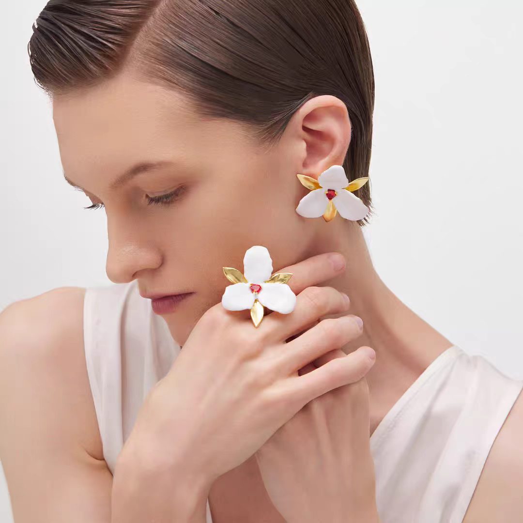 Women's Retro High Sense Simple Niche Design Flower Stud Earrings