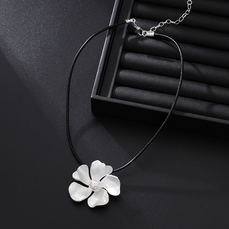 Niche Refined Grace Flower Alloy Advanced Female Necklaces