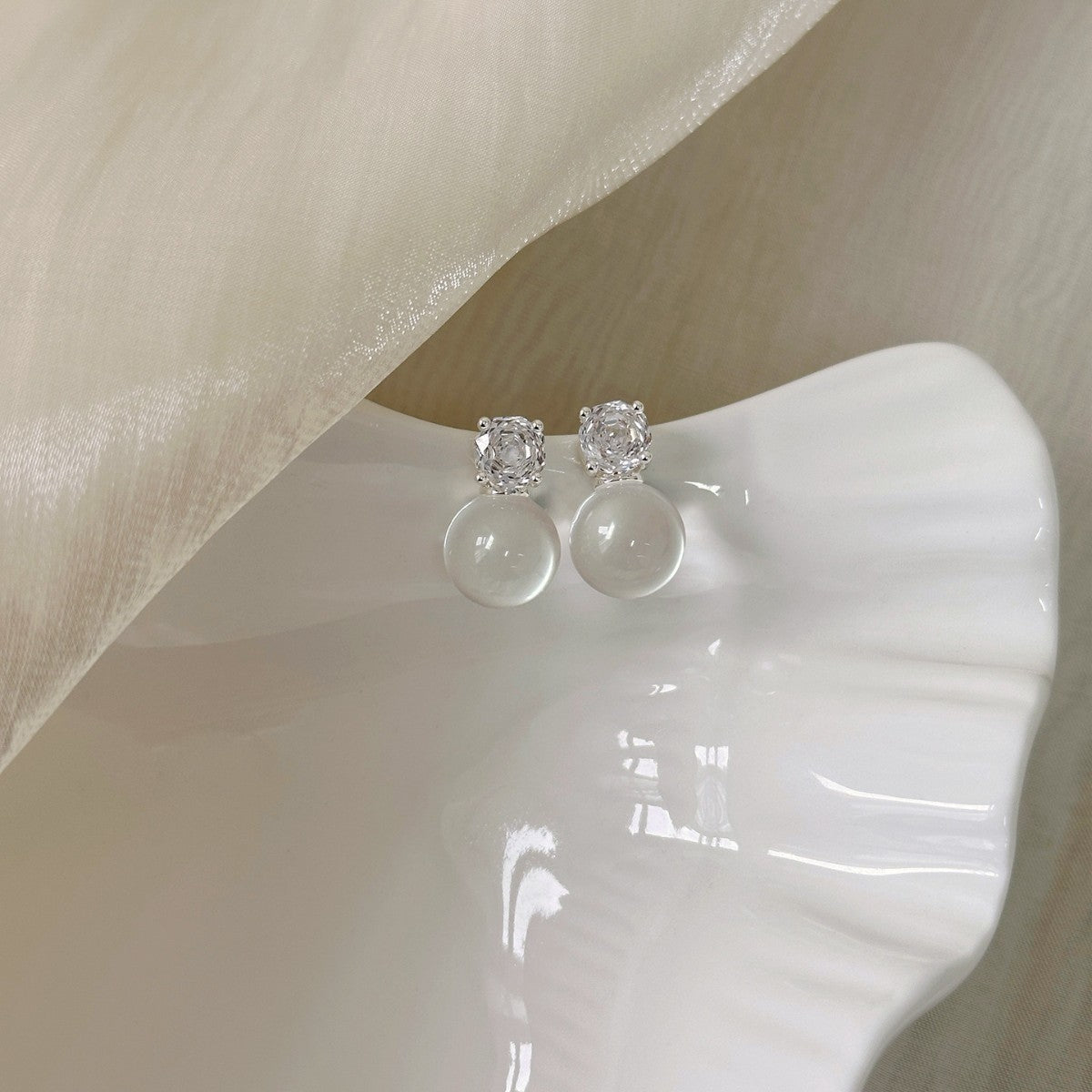 Women's Unique Niche Rose Zircon Artificial White Crystal Light Luxury Stud Earrings