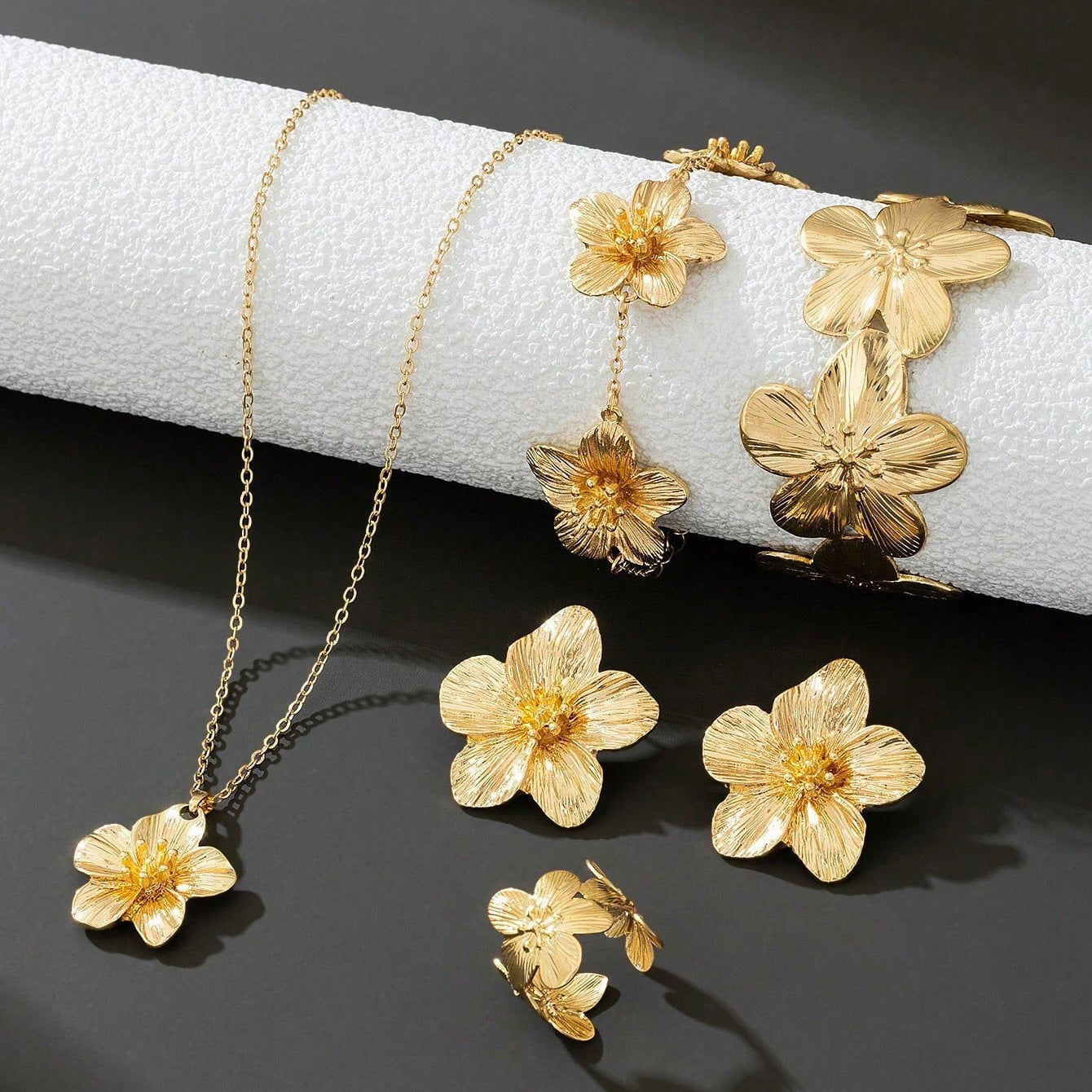 Slouchy Classic Women's Flower Golden Stamen Jewelry Set