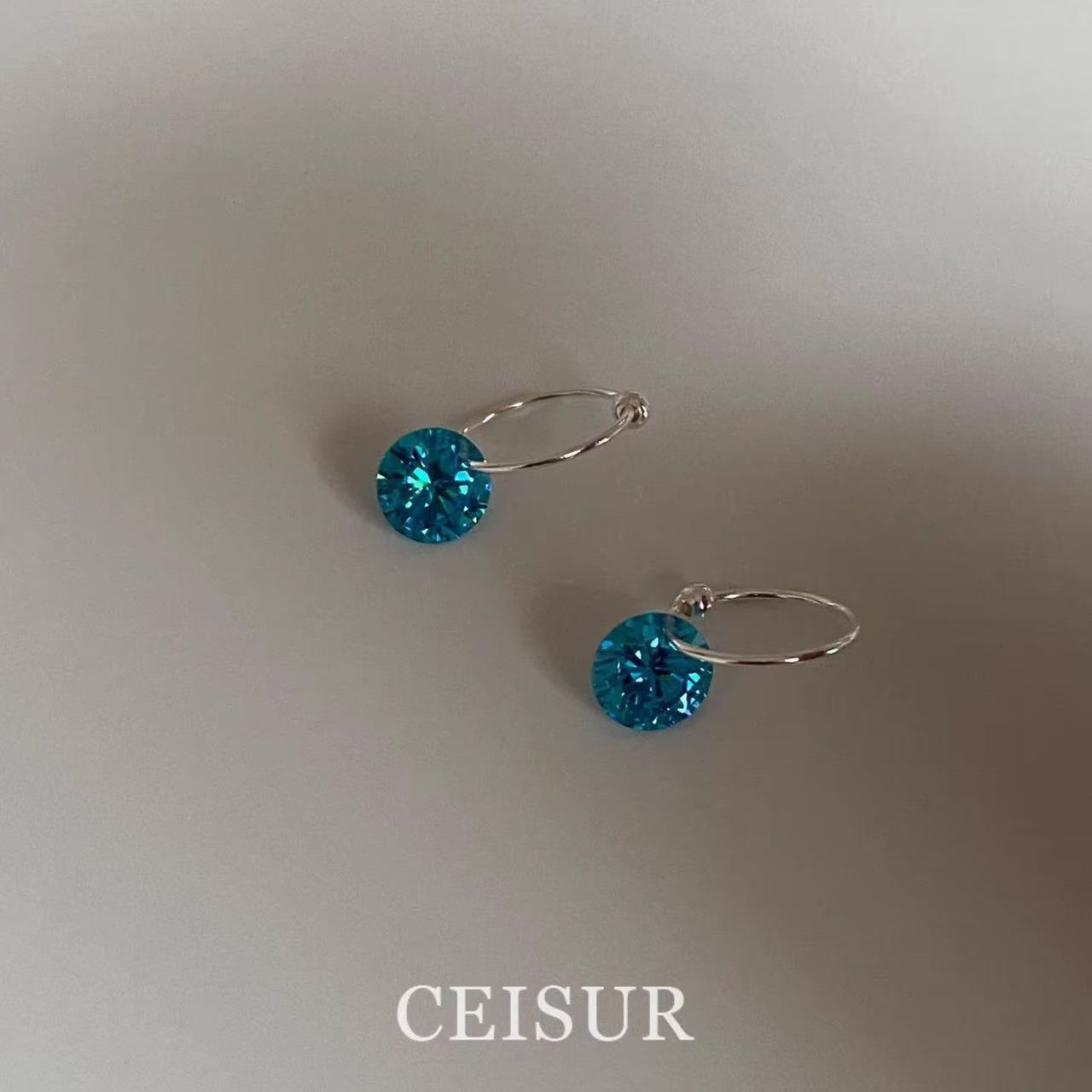Women's Personality Cold Feeling Shiny Diamond Simple Design Earrings