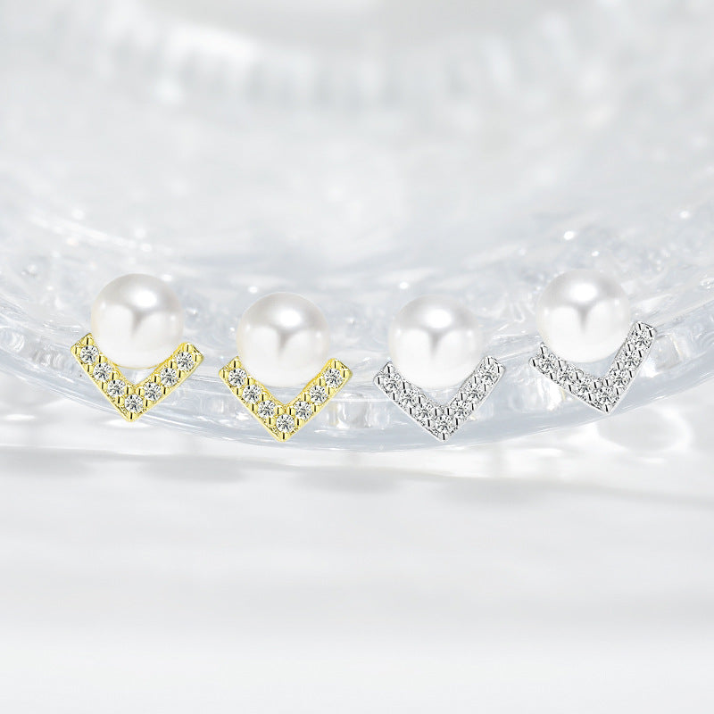 English V-shaped Pearl Simple Rhinestone Triangle Retro Debutante Style Freshwater Stud Earrings