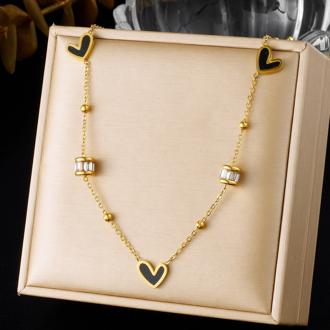 Luxury Fashion High-grade Gold-plated Collarbone Black Red Love Diamond Round Necklace