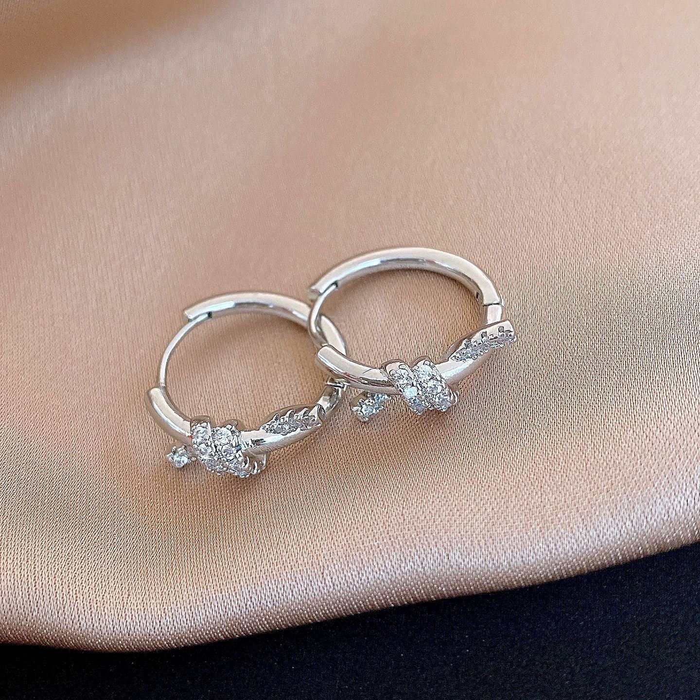 Women's Gold Electroplated Zircon Knotted Round Clip Delicate Light Luxury High-grade Ear Buckle