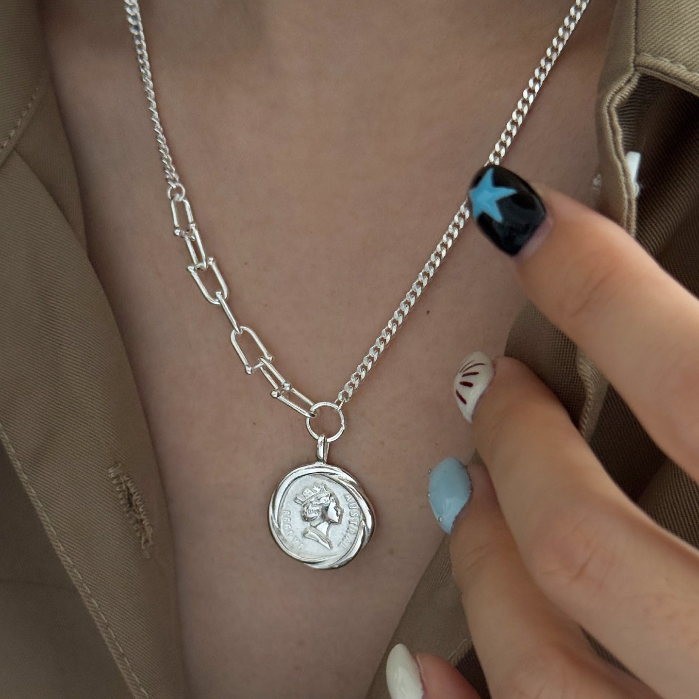 Women's Horseshoe Chain Queen Round For Design Necklaces