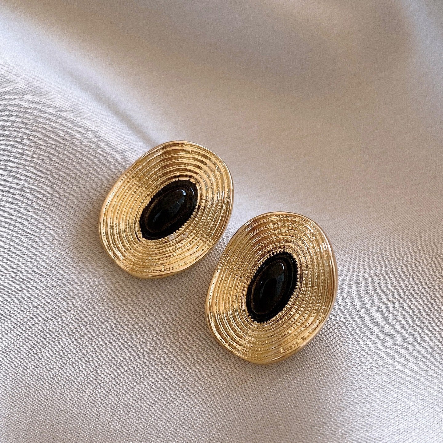 Sier Needle Metallic Hollow Flower Fishtail Pearl High-key Dignified Earrings