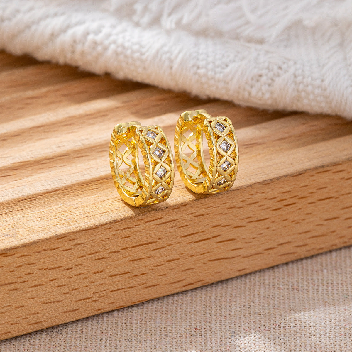Classic Style Gold-plated Clover Clip High-grade Zircon Ear Buckle
