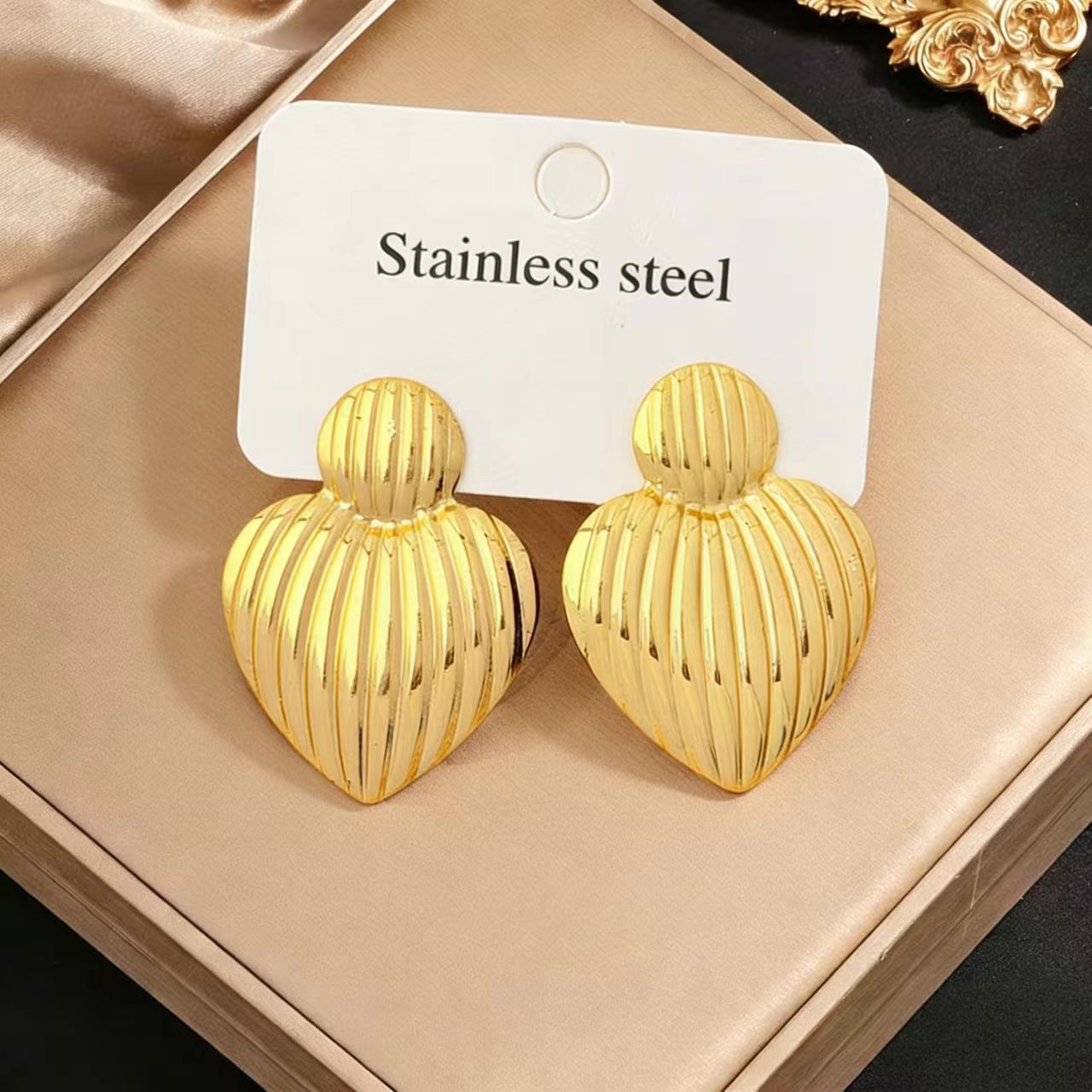 Love Heart Enamel Gold-plated Niche Design Stud Earrings