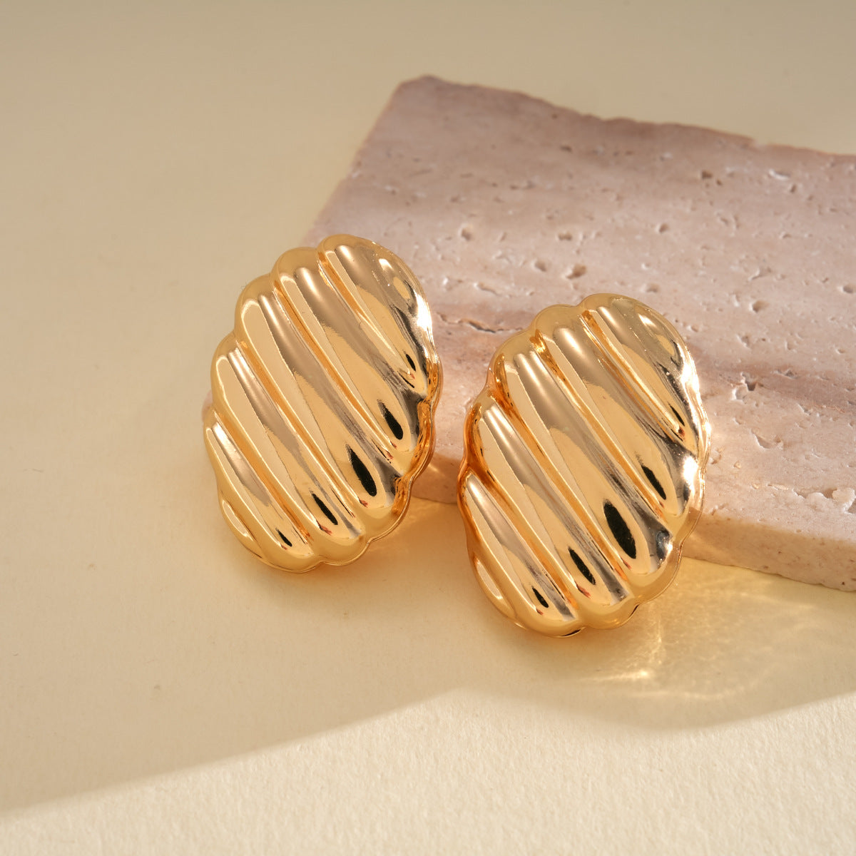 Geometric Cut Heart-shaped Oval Irregular Design Versatile Light Stud Earrings
