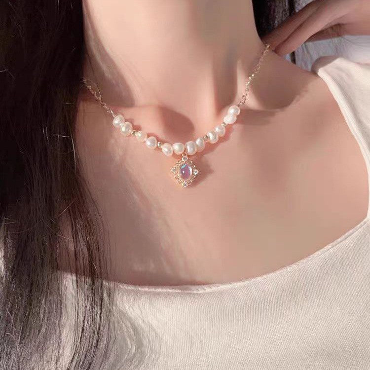 Women's Korean Style Vintage High-grade Pearl Design Clavicle Necklaces