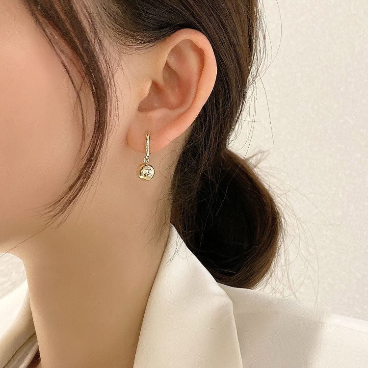 Women's Small Simple Hollow Pearl High-grade Refined Stud Earrings