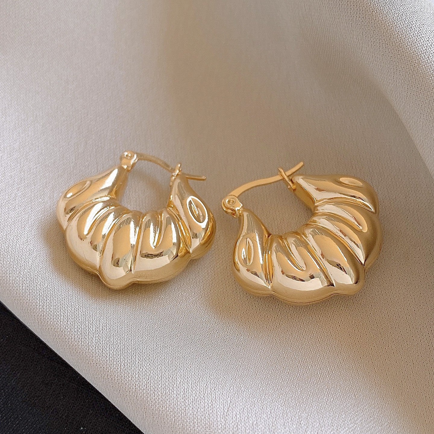 Sier Needle Metallic Hollow Flower Fishtail Pearl High-key Dignified Earrings