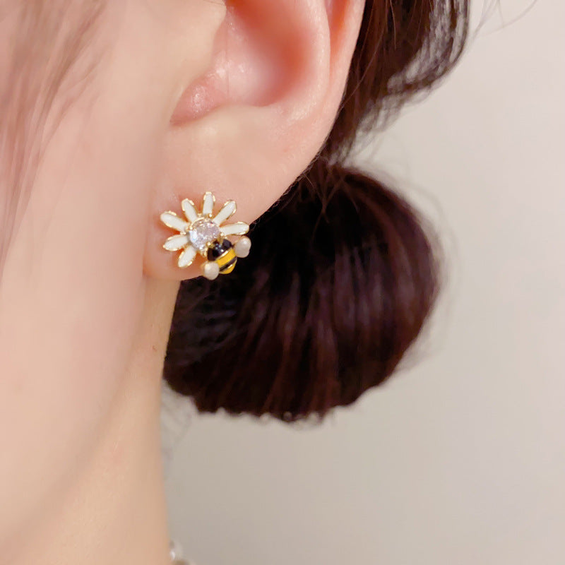 Women's French Sweet Bee Little Daisy Three-piece Exquisite Light Luxury Earrings