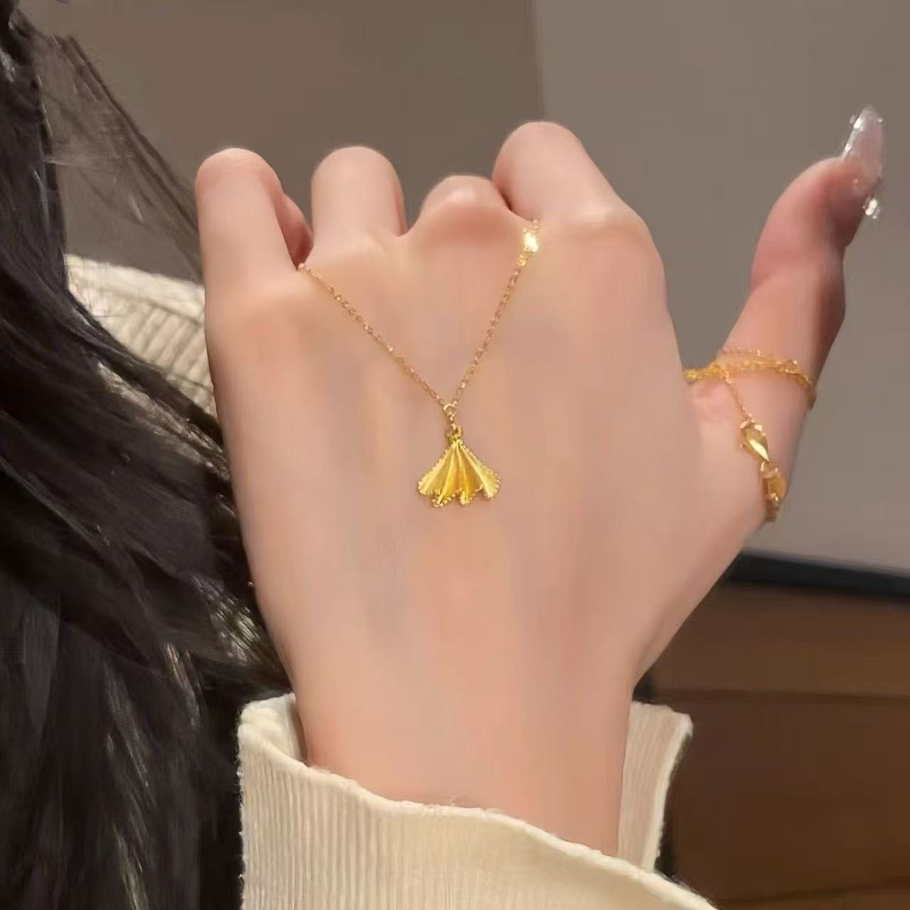 Women's Fan Clavicle Chain Exquisite Dignified Sense Necklaces