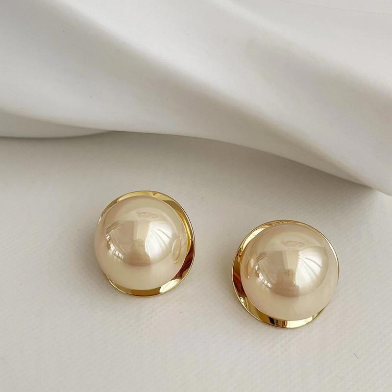 Women's Elegant Delicate Pearl Fashionable Niche Temperament Earrings