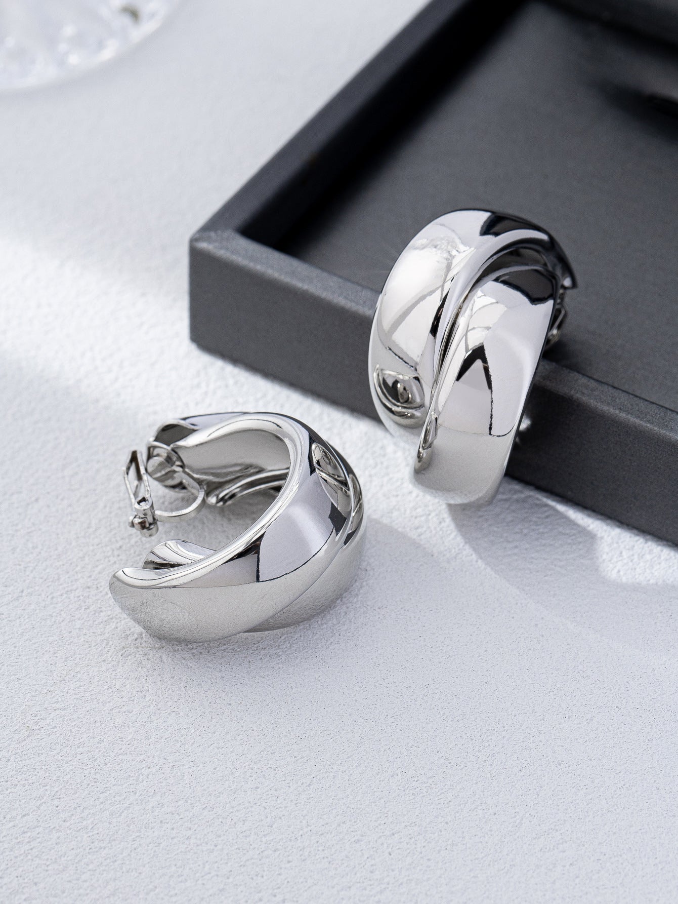 Style Geometric Metal Hoop France Designer Model Light Luxury High-grade Rings