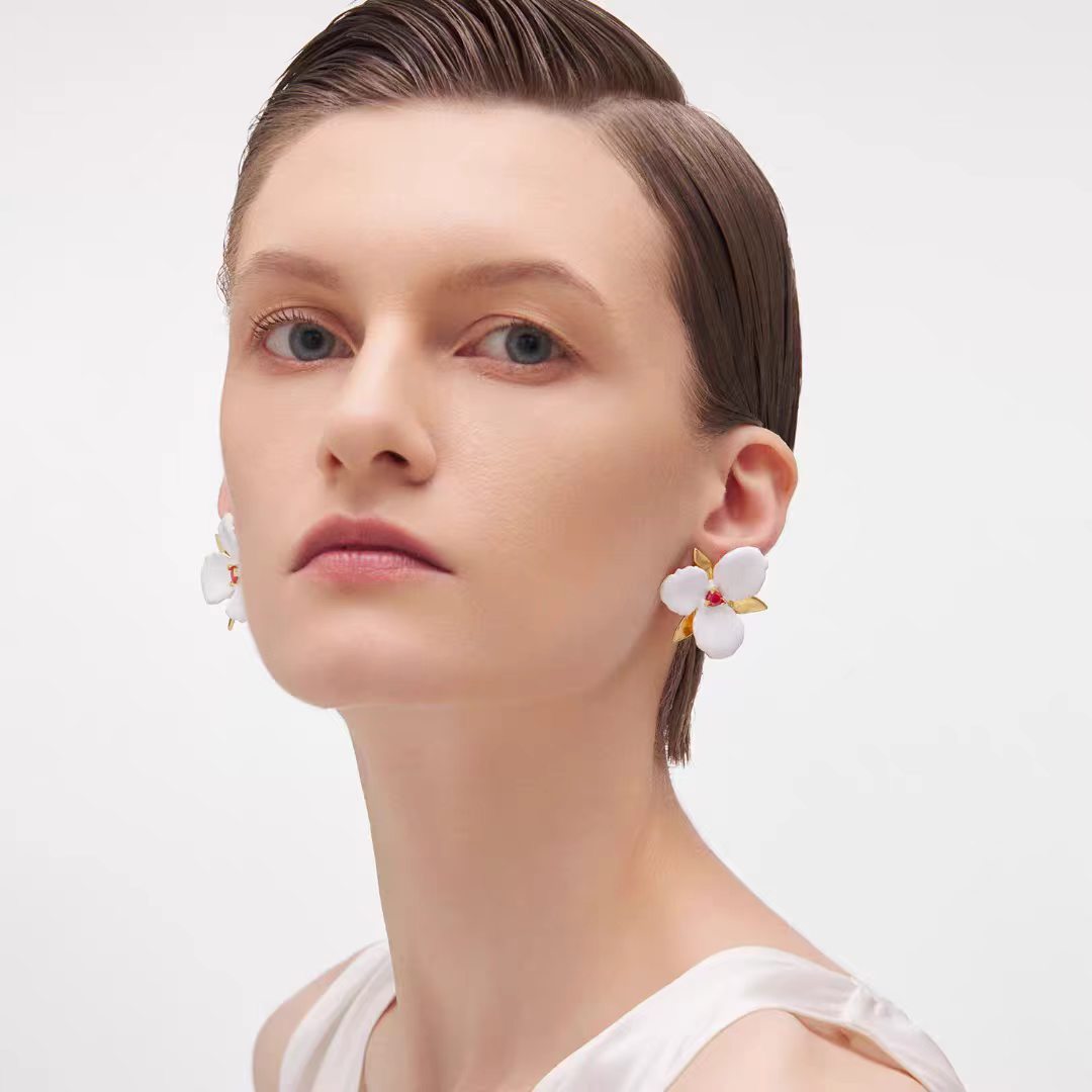 Women's Retro High Sense Simple Niche Design Flower Stud Earrings