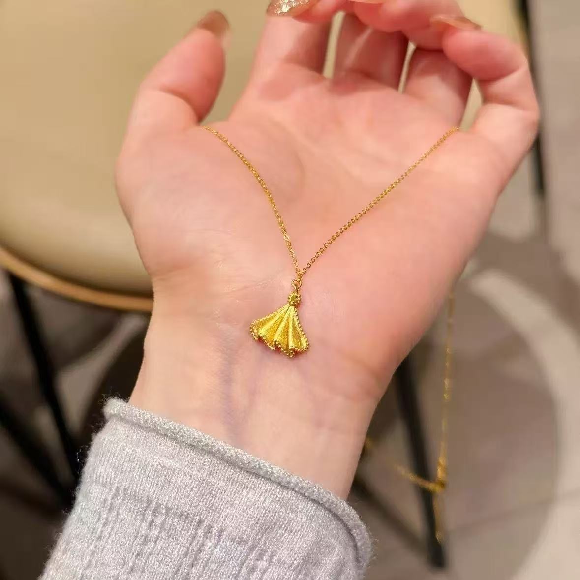 Women's Fan Clavicle Chain Exquisite Dignified Sense Necklaces