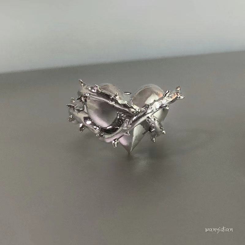 Women's & Men's Locked Heart Metal Thorns Love Heart-shaped Irregular Design Ring