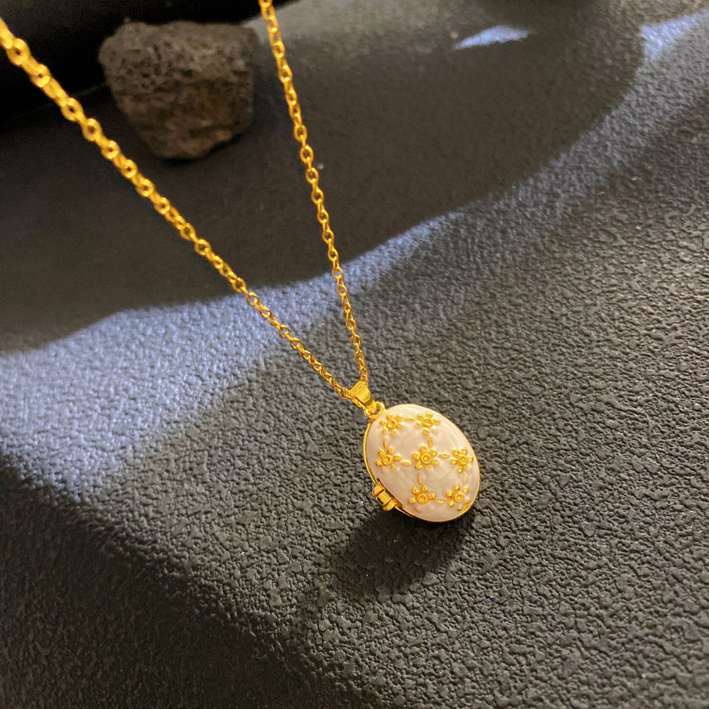 Women's Drip Glazed Box Fashion Shell Pearls Light Luxury Clavicle Pendants
