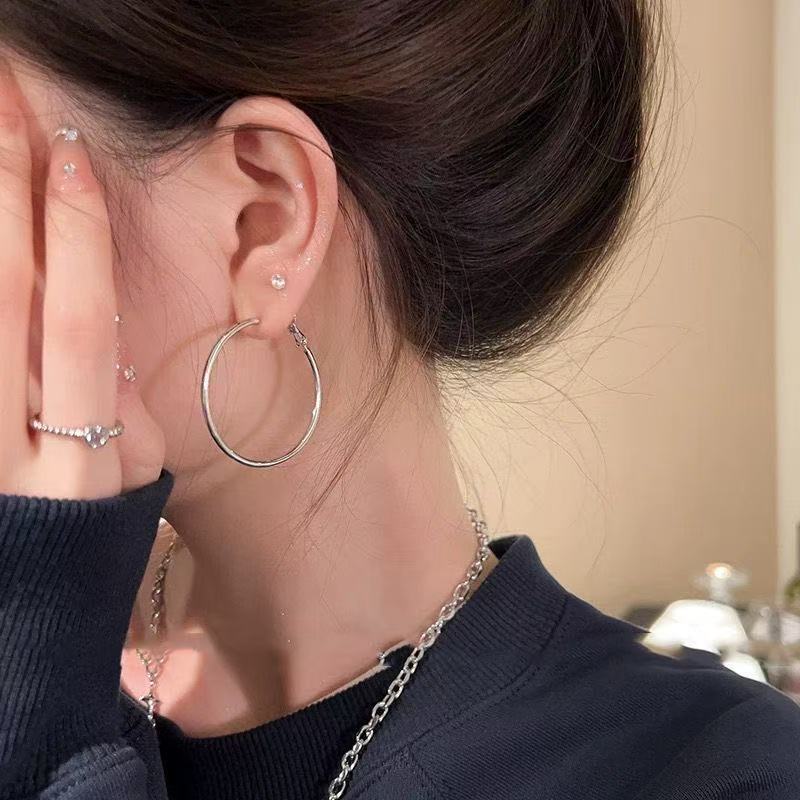 Women's Light Luxury High-grade Simple Ear Clip Exaggerated Earrings