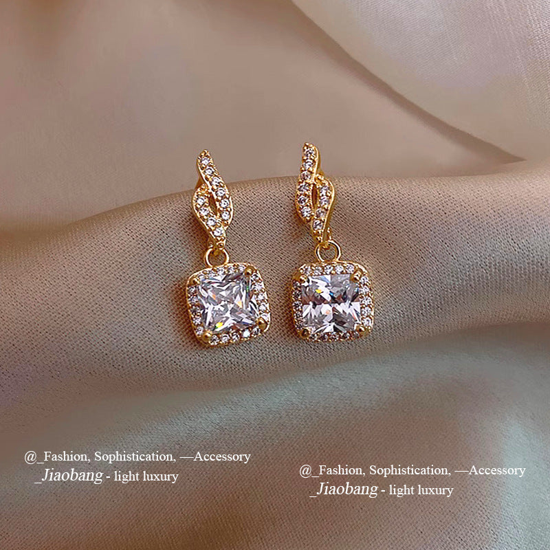 Needle Fashion Micro Niche Temperament High Quality Light Stud Earrings